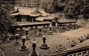 日光名勝 彫刻に彩色に輪奐の美を極むる三代廟本殿 THE MAGNIFICENT MAIN SHRINE DEDICATED TO THE THIRD SHOGUN, NIKKO.