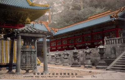 日光東照宮御廊下ト廻灯籠 LANTERN AND HALL-WAY OF TOSHOGU AT NIKKO.