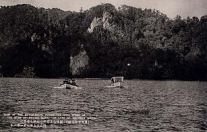 (日光中禅寺湖)豪快なる赤岩の峭壁を背景に快走せるモーターボート