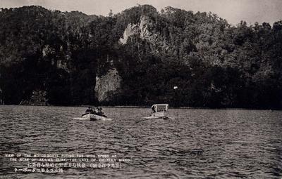 (日光中禅寺湖)豪快なる赤岩の峭壁を背景に快走せるモーターボート